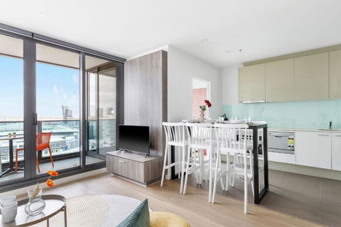A 2BR Apt With Harbour Views And FREE Parking - Accommodation Nelson Bay 3