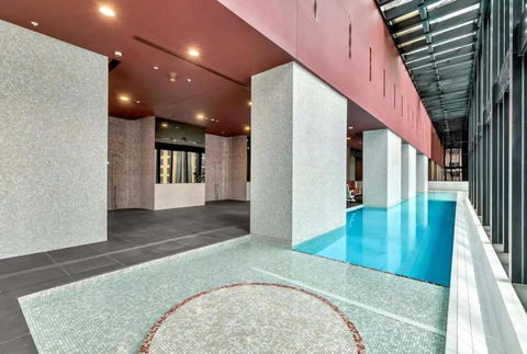 A Chic 2BR Apt Near Melbourne CBD W FREE Parking - Accommodation Nelson Bay 2