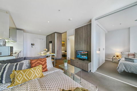 A Chic 2BR Home Near Southern Cross City Views - Accommodation Nelson Bay 2