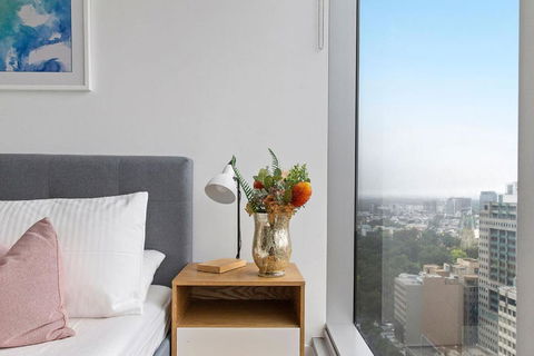 A Chic & Lovely 2BR Apt CBD With City Views - Accommodation Nelson Bay 1