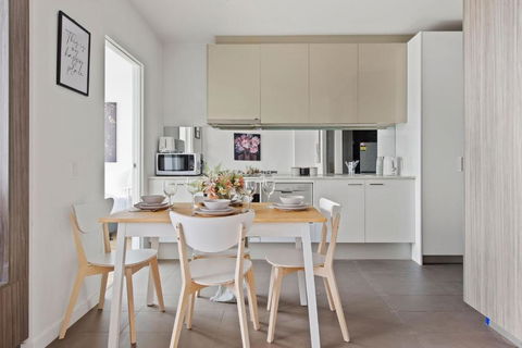 A Cozy 2BR Apt With Harbour Views FREE Parking - Accommodation Nelson Bay 4