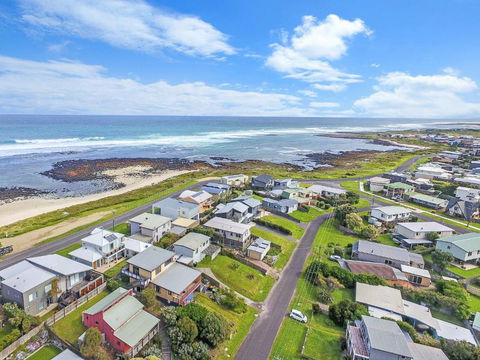 A Top Deck - Accommodation Nelson Bay 3