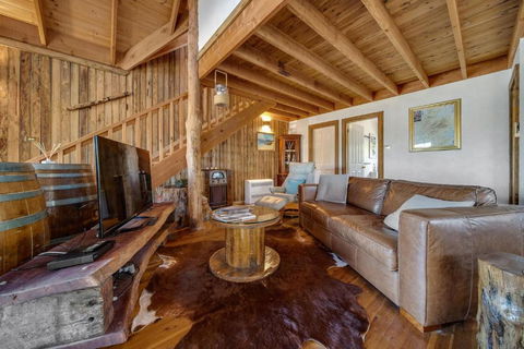 Aarlaur 2 - Charming 2BR Rustic Home L Bath L Fire Pit L WiFi L Air-Con - Accommodation Nelson Bay 1
