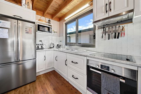 Aarlaur 2 - Charming 2BR Rustic Home L Bath L Fire Pit L WiFi L Air-Con - Accommodation Nelson Bay 4
