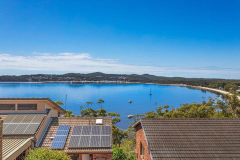 Above And Beyond - Beautiful Home With Heated Pool And Views - Accommodation Nelson Bay 4