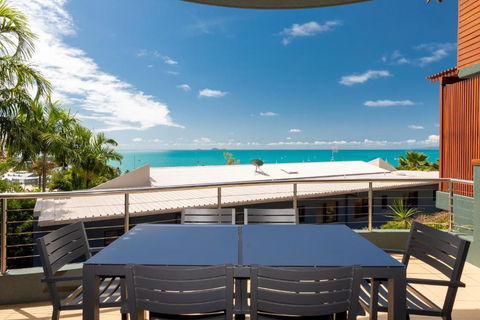 Absolute Airlie - Accommodation Nelson Bay 0