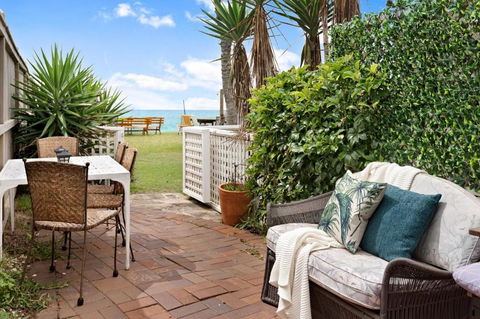 Absolute Beachfront 2BR Pet-Friendly Terrace - The Coachhouse - Accommodation Nelson Bay 0