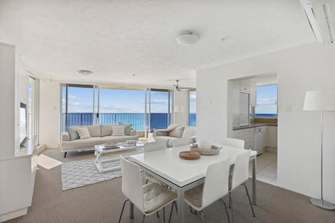 Absolute Beachfront Apartment - Accommodation Nelson Bay 3