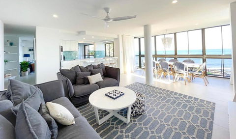 Absolute Beachfront Bliss On Kings Beach - Accommodation Nelson Bay 2