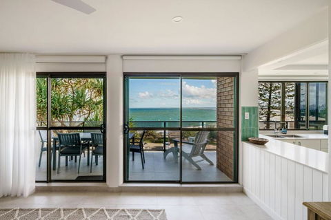 Absolute Beachfront Bliss On Kings Beach - Accommodation Nelson Bay 4