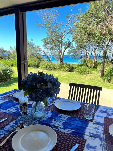 Absolute Beachfront Mollymook - Accommodation Nelson Bay 3