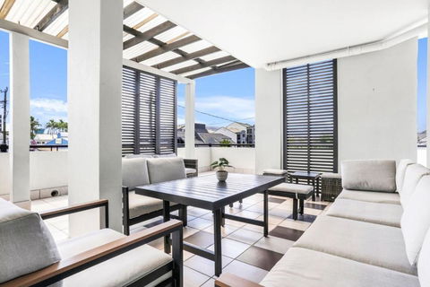 Accent On McLeod - Breezy Outdoor Living - Accommodation Nelson Bay 1
