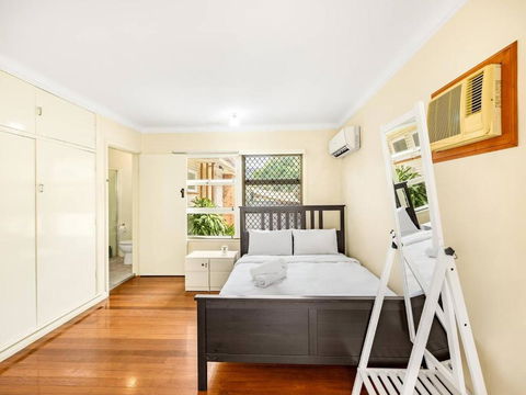 Affordable Studio Steps From UQ Shops And Transit - Accommodation Nelson Bay 0