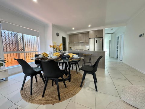 Absolute Familial Paradise- Greenbank - Accommodation Nelson Bay 0