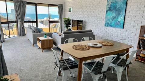 A Minutes Walk To The Beach! - Accommodation Nelson Bay 0