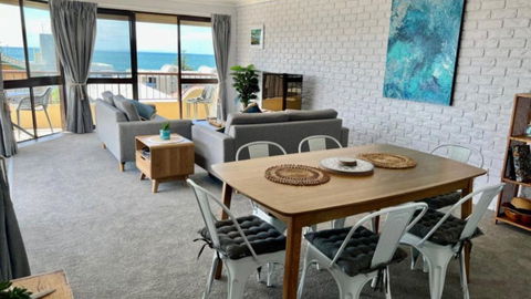 A Minutes Walk To The Beach! - Accommodation Nelson Bay 1