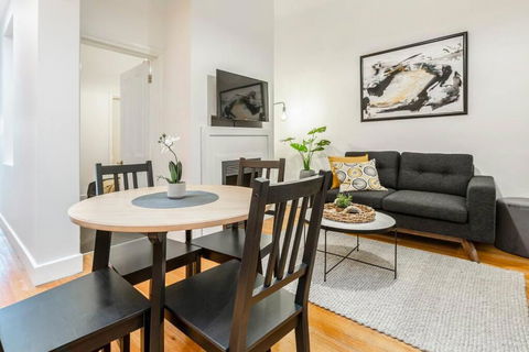A Carlton Classic - Quaint Inner-City Getaway - Accommodation Nelson Bay 0
