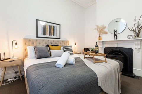 A Carlton Classic - Quaint Inner-City Getaway - Accommodation Nelson Bay 1
