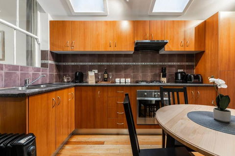 A Carlton Classic - Quaint Inner-City Getaway - Accommodation Nelson Bay 2