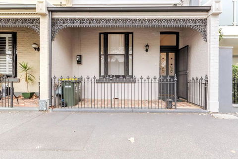 A Carlton Classic - Quaint Inner-City Getaway - Accommodation Nelson Bay 4