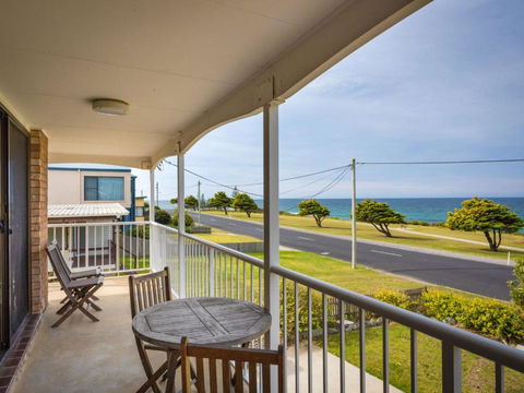 Allawah Beach House - 29 Dalmeny Drive, Kianga - Accommodation Nelson Bay 2