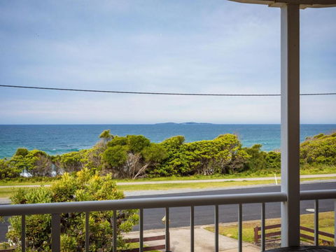 Allawah Beach House - 29 Dalmeny Drive, Kianga - Accommodation Nelson Bay 3