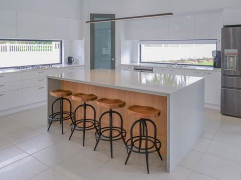 Amazing House Big Swimming Pool BBQ - Accommodation Nelson Bay 4