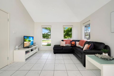 Annvilla - Two Bedroom Townhouse In Huskisson - Accommodation Nelson Bay 4