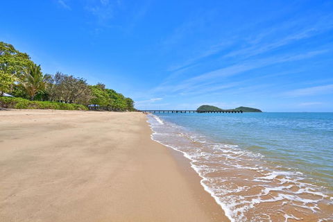 Alassio Absolute Beachfront 201 Palm Cove - Accommodation Nelson Bay 2