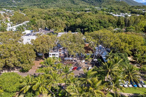 Alassio Absolute Beachfront 201 Palm Cove - Accommodation Nelson Bay 4