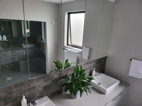 Alogara House, Modern, 6 Bedrooms With Hot Tub And Views - Accommodation Nelson Bay 3
