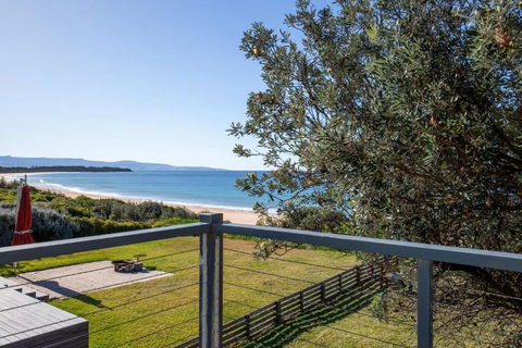Aqua Beachfront - Pet Friendly - 2 Mins Walk To Beach - Accommodation Nelson Bay 0