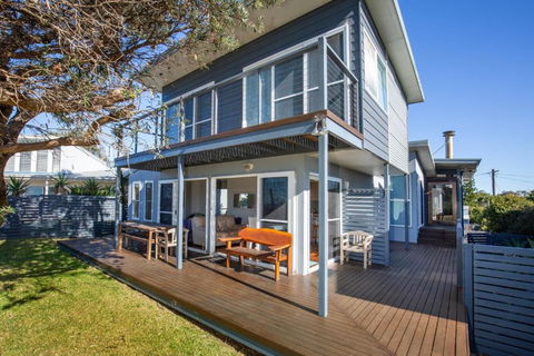 Aqua Beachfront - Pet Friendly - 2 Mins Walk To Beach - Accommodation Nelson Bay 2