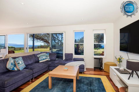 Aqua Beachfront - Pet Friendly - 2 Mins Walk To Beach - Accommodation Nelson Bay 1