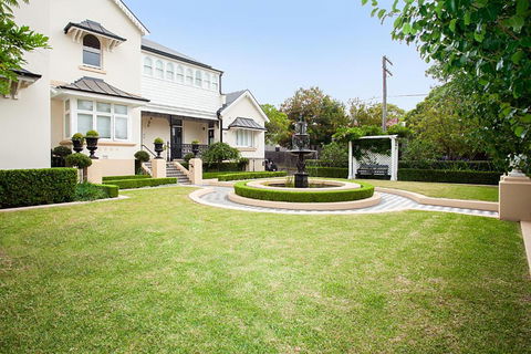 Art Deco Designer Studio In Lewisham - Accommodation Nelson Bay 4