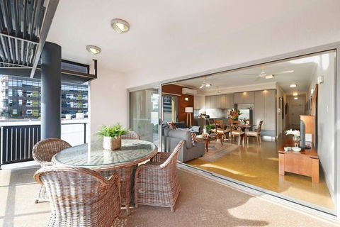 Artistic City Escape With Balcony And Parking - Accommodation Nelson Bay 0