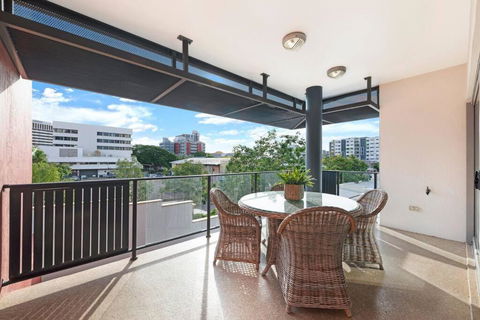Artistic City Escape With Balcony And Parking - Accommodation Nelson Bay 4