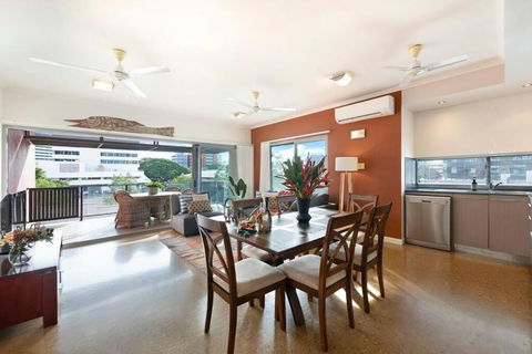 Artistic City Escape With Balcony And Parking - Accommodation Nelson Bay 3
