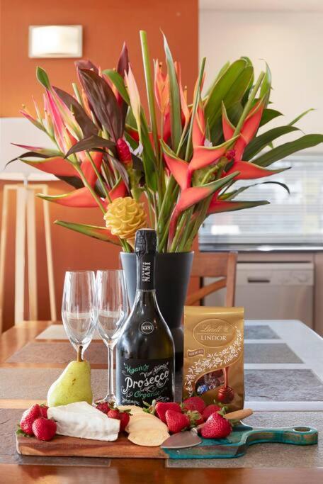 Artistic City Escape With Balcony And Parking - Accommodation Nelson Bay 2