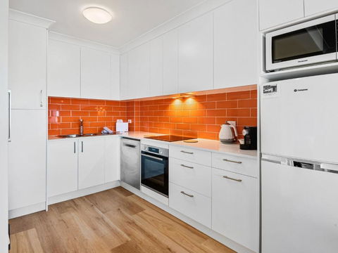 Astrids At Central Park - 2BR L Lake & Mountain Views L Central Location L WiFi - Accommodation Nelson Bay 1