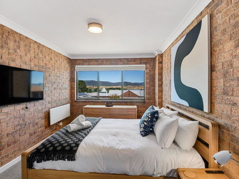 Astrids At Central Park - 2BR L Lake & Mountain Views L Central Location L WiFi - Accommodation Nelson Bay 3