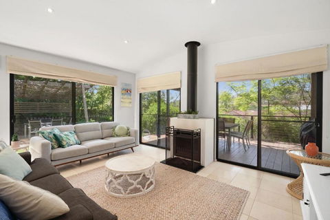 Avoca Beach Living - Accommodation Nelson Bay 3