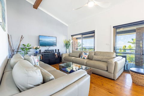 Away Nelson Bay, 29 Wollomi Ave - Spacious Family Home With Water Views, Pet Friendly, Wifi & Aircon - Accommodation Nelson Bay 3