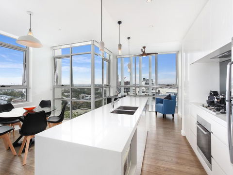 As The Sun Sets - Modern And Spacious 2BR Zetland Apartment Facing The Setting Sun - Accommodation Nelson Bay 2