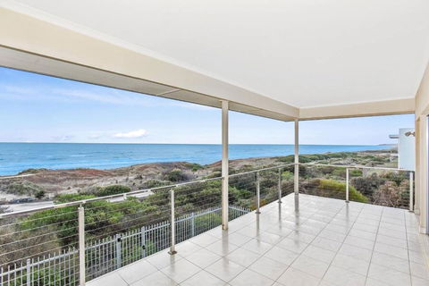 Avaya Sellicks Beachfront Getaway- Wifi - Accommodation Nelson Bay 1