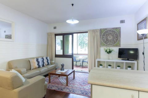B2 Crawley Apartment 1 BRM & Sleepout Near UWA - Accommodation Nelson Bay 3
