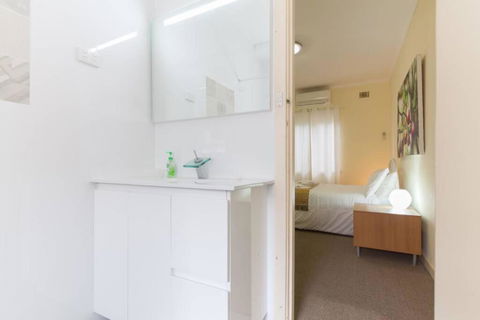 B5 Crawley Apartment 1 BRM & Sleepout Near UWA - Accommodation Nelson Bay 2