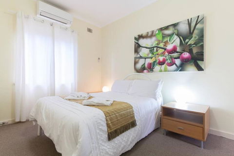 B5 Crawley Apartment 1 BRM & Sleepout Near UWA - Accommodation Nelson Bay 1