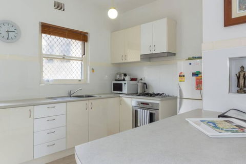 B6 Crawley Apartment 1 BRM & Sleepout Near UWA - Accommodation Nelson Bay 3