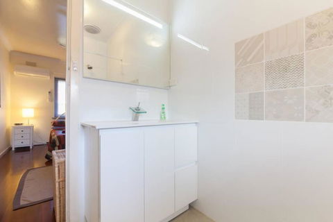 B7 Crawley Apartment 1 BRM & Sleepout Near UWA - Accommodation Nelson Bay 0